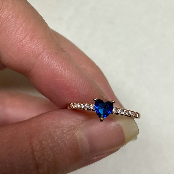 Minimalist blue Heart Rose Gold Ring - Picture 3 of 10